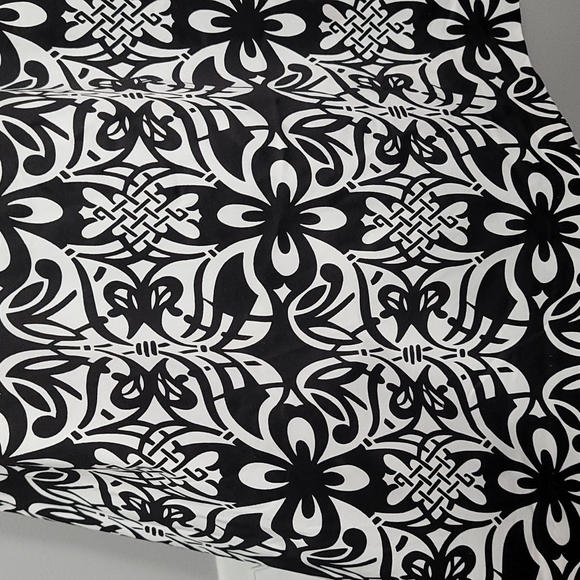B&W Print Halter Dress V-Neckline - Picture 4 of 14